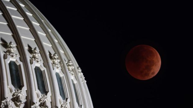 Hari Pemilihan Gerhana bulan darah bulan terlihat di belakang kubah Capitol AS pada Selasa pagi, 8 November 2022. (Bill Clark/CQ-Roll Call, Inc via Getty Images)