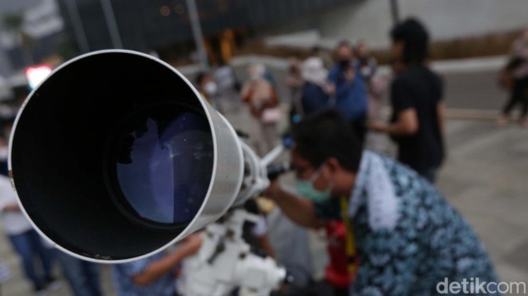 Karena hujan, warga yang datang ke Taman Ismail Marzuki, Jakarta, tidak dapat menyaksikan gerhana bulan total secara langsung. Tenang mereka dapat melihatnya lewat aplikasi.