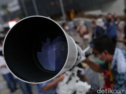 Hujan Deras, Warga Saksikan Gerhana Bulan Lewat Aplikasi