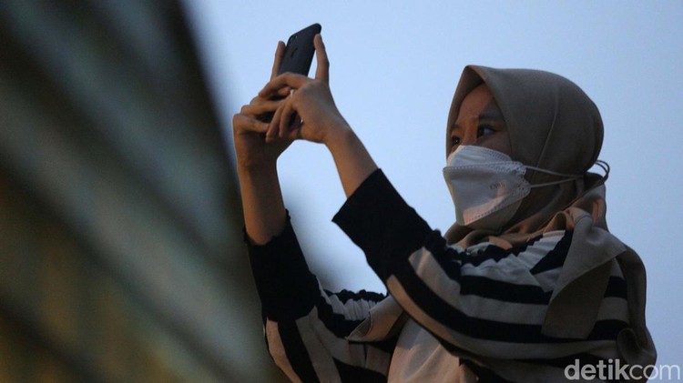 Karena hujan, warga yang datang ke Taman Ismail Marzuki, Jakarta, tidak dapat menyaksikan gerhana bulan total secara langsung. Tenang mereka dapat melihatnya lewat aplikasi.