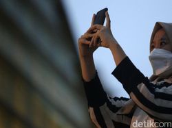 Hujan Deras, Warga Saksikan Gerhana Bulan Lewat Aplikasi