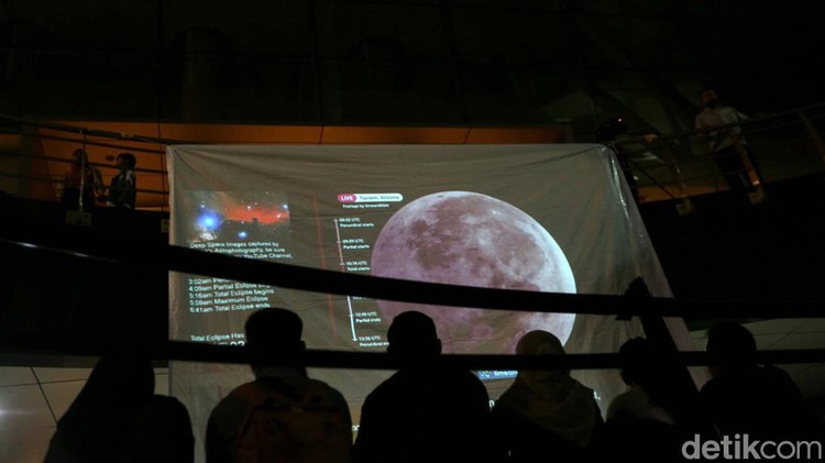 Hujan Deras, Warga Saksikan Gerhana Bulan Lewat Aplikasi Karena hujan, warga yang datang ke Taman Ismail Marzuki, Jakarta, tidak dapat menyaksikan gerhana bulan total secara langsung. Tenang mereka dapat melihatnya lewat aplikasi.
