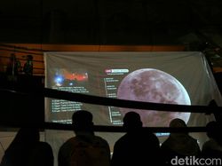 Hujan Deras, Warga Saksikan Gerhana Bulan Lewat Aplikasi