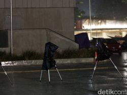 Hujan Deras, Warga Saksikan Gerhana Bulan Lewat Aplikasi