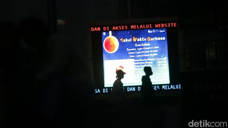 Hujan Deras, Warga Saksikan Gerhana Bulan Lewat Aplikasi Karena hujan, warga yang datang ke Taman Ismail Marzuki, Jakarta, tidak dapat menyaksikan gerhana bulan total secara langsung. Tenang mereka dapat melihatnya lewat aplikasi.