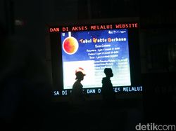 Hujan Deras, Warga Saksikan Gerhana Bulan Lewat Aplikasi