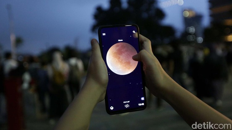 Hujan Deras, Warga Saksikan Gerhana Bulan Lewat Aplikasi Karena hujan, warga yang datang ke Taman Ismail Marzuki, Jakarta, tidak dapat menyaksikan gerhana bulan total secara langsung. Tenang mereka dapat melihatnya lewat aplikasi.