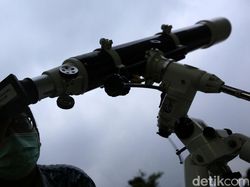 Hujan Deras, Warga Saksikan Gerhana Bulan Lewat Aplikasi