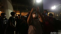 Karena hujan, warga yang datang ke Taman Ismail Marzuki, Jakarta, tidak dapat menyaksikan gerhana bulan total secara langsung. Tenang mereka dapat melihatnya lewat aplikasi.