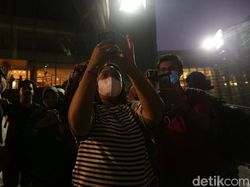 Hujan Deras, Warga Saksikan Gerhana Bulan Lewat Aplikasi