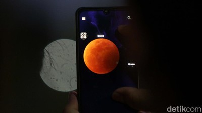 Hujan Deras, Warga Saksikan Gerhana Bulan Lewat Aplikasi