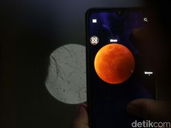 Hujan Deras, Warga Saksikan Gerhana Bulan Lewat Aplikasi