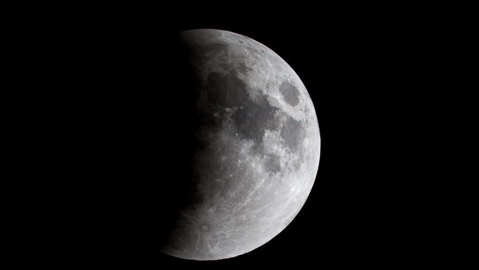 DSLR picture of The beginning phase of a lunar eclipse that took place on September 27, 2015.
