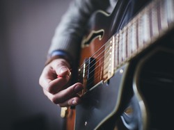 Pilihan Lagu Rock Indie Terbaik untuk Nongkrong Malam Bareng Teman