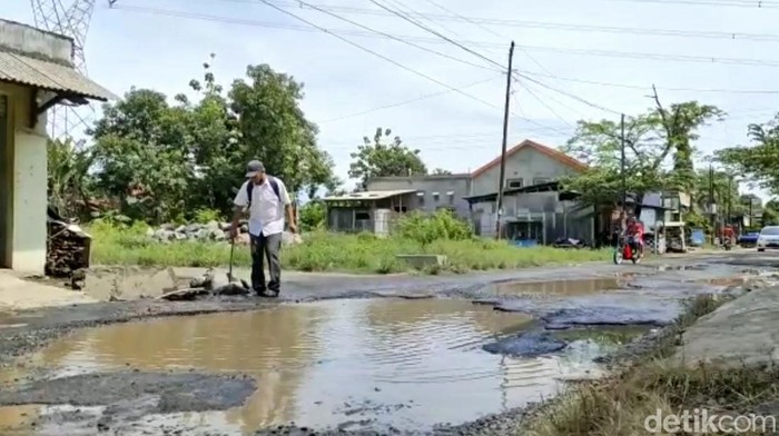 Jalan rusak di Desa Siwuluh, Bulukamba, Brebes, Selasa (8/11/2022).
