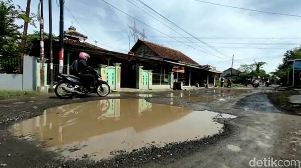 Jalan rusak di Desa Siwuluh, Bulukamba, Brebes, Selasa (8/11/2022).