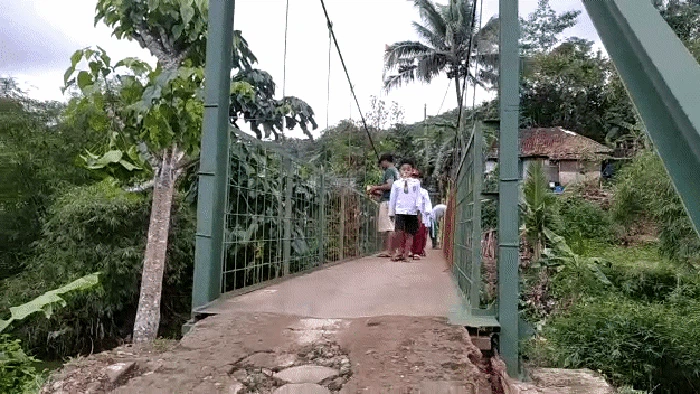 Jembatan gantung di Desa Sukamanah, Kecamatan Cimanggu, Kabupaten Sukabumi yang selesai diperbaiki.