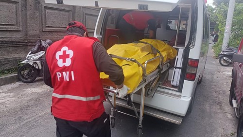 Jenazah korban gantung diri di kamar kos Denpasar, dibawa ke RSUD Prof Ngoerah, Denpasar, Bali, Selasa (8/11/2022).