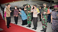 Tiba di Bandara Internasional I Gusti Ngurah Rai, Kabupaten Badung, Jokowi dan Iriana disambut seperti penyambutan resmi pemimpin negara G20. Laily Rachev/Biro Pers Sekretariat Presiden.