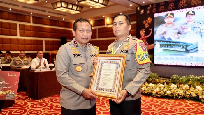 Kapolda Jatim Irjen Toni memberikan penghargaan ke Kapolres Bojonegoro AKBP Muhammad