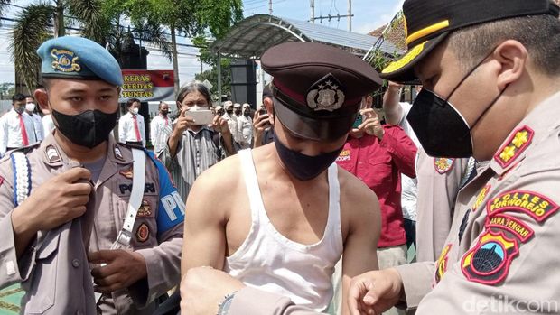 Kapolres Purworejo melucuti pakaian dinas Aipda AL dalam upacara PTDH Aipda AL di Mapolres Purworejo, Selasa (8/11/2022)