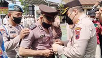 Kapolres Purworejo melucuti pakaian dinas Aziz dalam upacara PTDH di Mapolres Purworejo, Selasa (8/11/2022). Foto: Rinto Heksantoro/detikJateng 