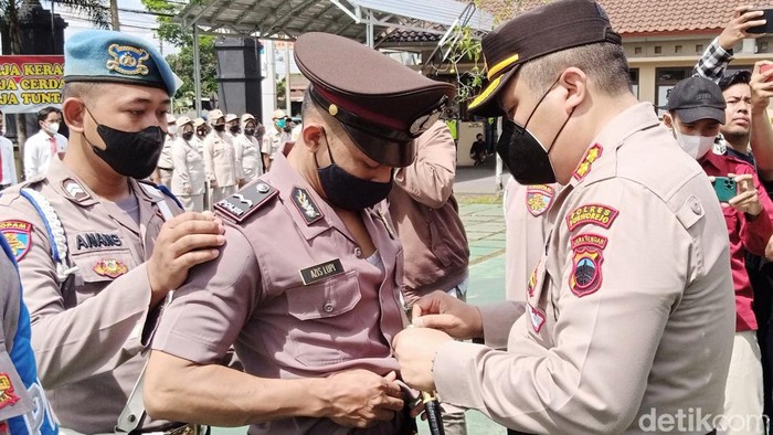 Kapolres Purworejo melucuti pakaian dinas Aipda AL dalam upacara PTDH Aipda AL di Mapolres Purworejo, Selasa (8/11/2022)