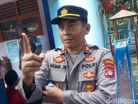 Kapolsek Playen AKP Hajar Wahyudi saat memberikan keterangan soal atap SD Muhammadiyah Bogor, Playen, Gunungkidul, ambruk, Selasa (8/11/2022).
