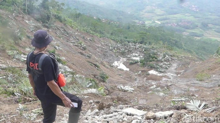 Kebun salak terbawa tanah gerak di Desa Bantar-Suwidak, Kecamatan Wanayasa, Banjarnegara, Selasa (8/11/2022).