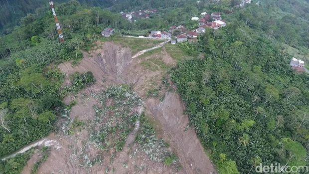 Kebun salak terbawa tanah gerak di Desa Bantar-Suwidak, Kecamatan Wanayasa, Banjarnegara, Selasa (8/11/2022).