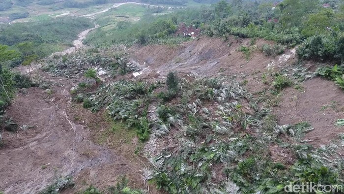Kebun salak terbawa tanah gerak di Desa Bantar-Suwidak, Kecamatan Wanayasa, Banjarnegara, Selasa (8/11/2022).