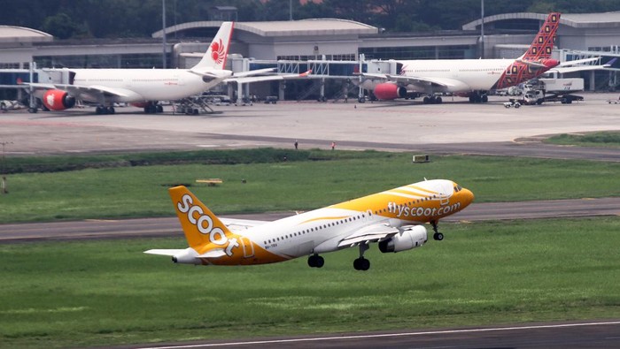 KESIAPAN BANDARA JUANDA JELANG KTT G20 Sejumlah pesawat udara terparkir di apron Bandara Internasional Juanda Surabaya di Sidoarjo, Jawa Timur, Selasa (8/11/2022). Bandar udara internasional Juanda menyiapkan berbagai dukungan berupa penyediaan infrastruktur 17 parking stand untuk penempatan parkir pesawat kepresidenan dan penambahan jam operasional bandara menjadi 24 jam serta sumber daya manusia. ANTARA FOTO/Umarul Faruq/aww.