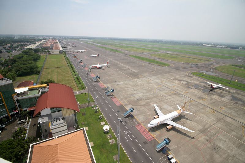 Sejumlah pesawat udara terparkir di apron Bandara Internasional Juanda Surabaya di Sidoarjo, Jawa Timur, Selasa (8/11/2022). Bandar udara internasional Juanda menyiapkan berbagai dukungan berupa penyediaan infrastruktur 17 parking stand untuk penempatan parkir pesawat kepresidenan dan penambahan jam operasional bandara menjadi 24 jam serta sumber daya manusia. ANTARA FOTO/Umarul Faruq/aww.