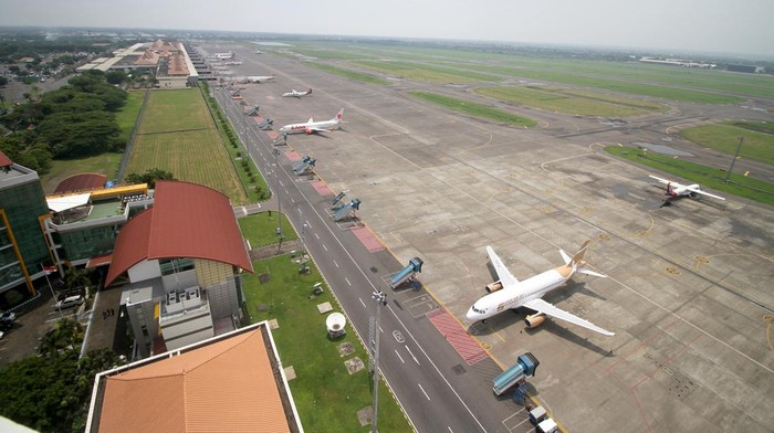 KESIAPAN BANDARA JUANDA JELANG KTT G20 Sejumlah pesawat udara terparkir di apron Bandara Internasional Juanda Surabaya di Sidoarjo, Jawa Timur, Selasa (8/11/2022). Bandar udara internasional Juanda menyiapkan berbagai dukungan berupa penyediaan infrastruktur 17 parking stand untuk penempatan parkir pesawat kepresidenan dan penambahan jam operasional bandara menjadi 24 jam serta sumber daya manusia. ANTARA FOTO/Umarul Faruq/aww.