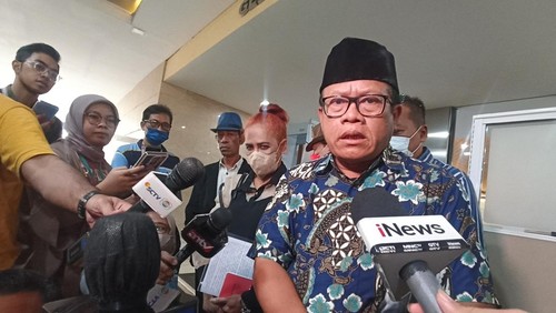 Ketua Indonesia Police Watch (IPW) Sugeng Teguh Santoso saat dampingi keluarga AKBP MIndo Tampubolon di Bareskrim Polri.