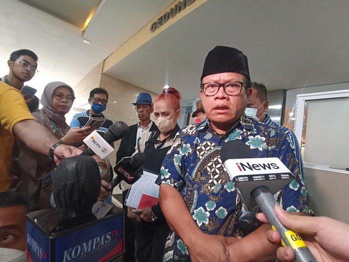 Ketua Indonesia Police Watch (IPW) Sugeng Teguh Santoso saat dampingi keluarga AKBP MIndo Tampubolon di Bareskrim Polri.