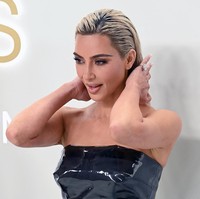 Kesan minimalis ditonjolkan Kim dengan hanya memakai cincin sebagai aksesori andalan. Gayanya kian sempurna dangan rambut wet-look yang sleek. (Foto: AFP via Getty Images/ANDREA RENAULT)