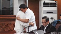 Momen sambo peluk erat Putri sebelum sidang dimulai. Sidang hari ini beragendakan pemeriksaan saksi. Rencananya sebanyak 13 saksi akan dihadirkan dalam sidang kali ini. Mulai dari asisten rumah tangga hingga ajudan Ferdy Sambo.