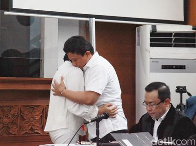 Kompak Berbaju Putih, Sambo Cium Kening-Peluk Putri Sebelum Sidang