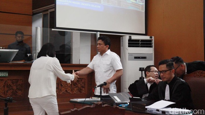 Kompak Berbaju Putih, Sambo Cium Kening hingga Peluk Putri Sebelum Sidang Terdakwa Ferdy Sambo dan Putri Candrawathi kembali menjalani sidang perkara pembunuhan berencana Brigadir J. Sambo dan Putri kompak berbaju putih, Selasa, 8/11/2022.