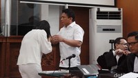 Terdakwa Ferdy Sambo dan Putri Candrawathi kompak hadir dengan berbaju putih. Sebelum sidang dimulai, Putri mencium tangan Sambo.