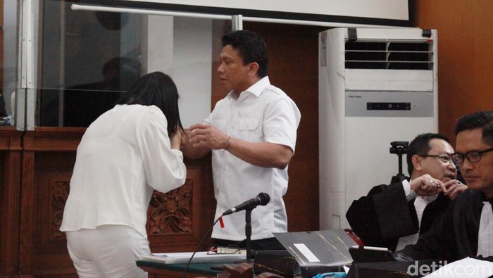Kompak Berbaju Putih, Sambo Cium Kening hingga Peluk Putri Sebelum Sidang Terdakwa Ferdy Sambo dan Putri Candrawathi kembali menjalani sidang perkara pembunuhan berencana Brigadir J. Sambo dan Putri kompak berbaju putih, Selasa, 8/11/2022.