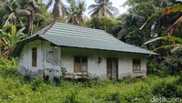 detikJateng menghubungi Nur Widodo (58) selaku pemilik rumah kosong di Gang Gendruwo untuk menceritakan pengalamannya selama tinggal di lokasi tersebut. Salah satunya cerita tentang sosok anak kecil yang diduga makhluk halus bermain di sekitar gang ini. Foto: Jalu Rahman Dewantara/detikJateng