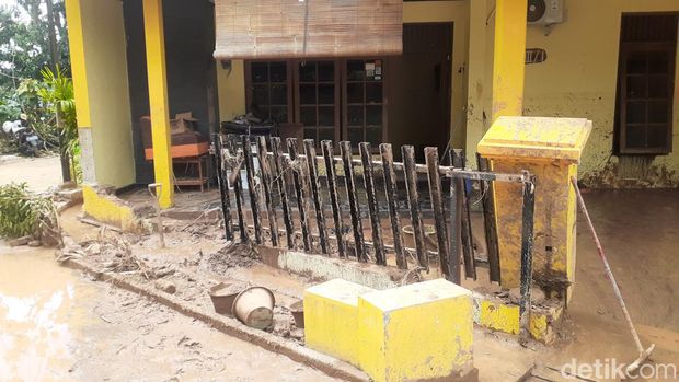 Kondisi terkini di Perumahan Wahyu Utomo, Kota Semarang, yang terdampak banjir bandang. Foto diambil Selasa (8/11/2022).