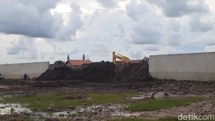 Lokasi tanggul tanah yang disebut penyebab banjir di Mangkang Wetan, Kota Semarang. Foto diambil Selasa (8/11/2022).