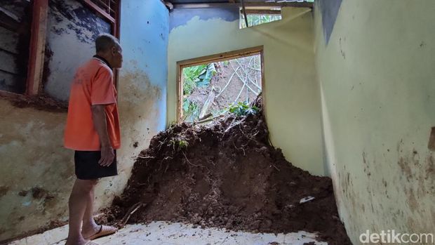 Longsor rusak rumah warga Kokap, Kulon Progo. Foto diambil Selasa (8/11/2022).