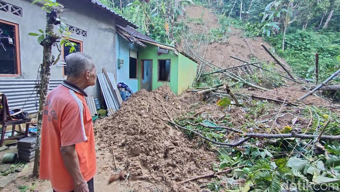 Longsor rusak rumah warga Kokap, Kulon Progo. Foto diambil Selasa (8/11/2022).