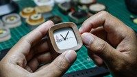 Usaha Mikro Kecil Menengah (UMKM) Pala Nusantara dari kota Bandung membuat jam tangan kayu untuk souvenir resmi KTT G20 di Bali.  