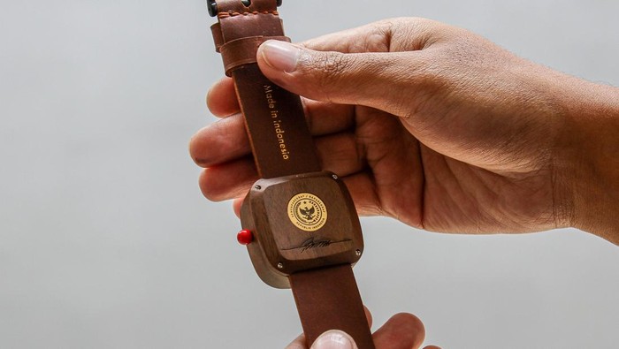 BANDUNG, INDONESIA - 2022/11/01: A worker shows a wooden watch for the official souvenir of the G20 Summit at a workshop in Bandung. Pala Nusantara Micro Small And Medium Enterprise (MSME) from the city of Bandung making wooden watches for the official souvenirs of the G20 Summit in Bali. (Photo by Algi Febri Sugita/SOPA Images/LightRocket via Getty Images)