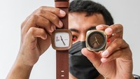 Uniknya, meski jam itu digunakan sebagai tanda mata tamu penting, bahannya dibuat dari limbah seperti puntung rokok, ampas kopi dan jamur.   